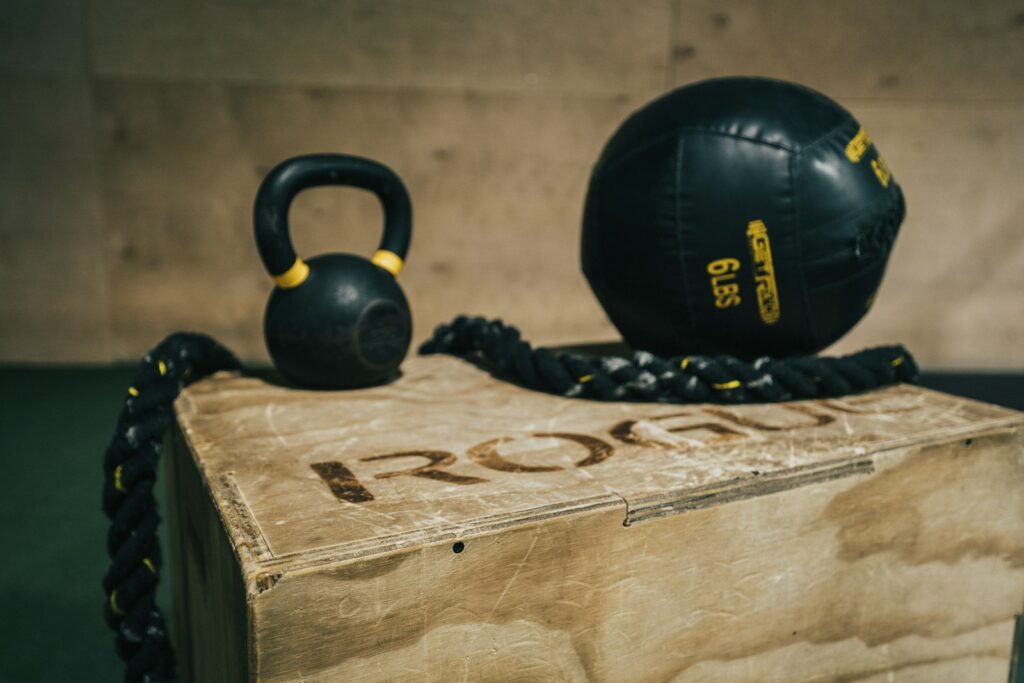 Kettlebell, balón medicinal, cuerda y cajón de salto en un box de CrossFit