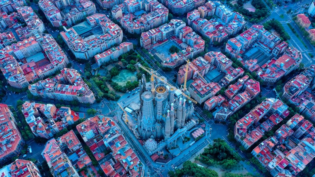 Vista aérea del Eixample de Barcelona con la Sagrada Família en el centro