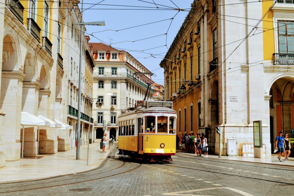 Tranvía amarillo en la Praça do Comércio de Lisboa, Portugal