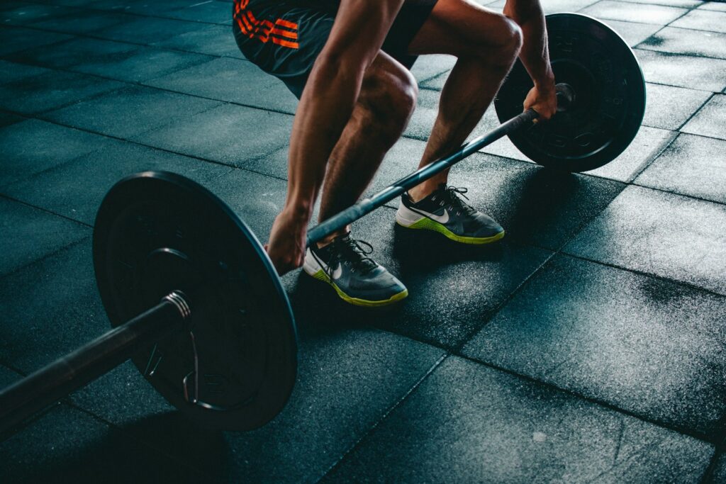 Atleta a punto de levantar una barra en una clase suelta de CrossFit