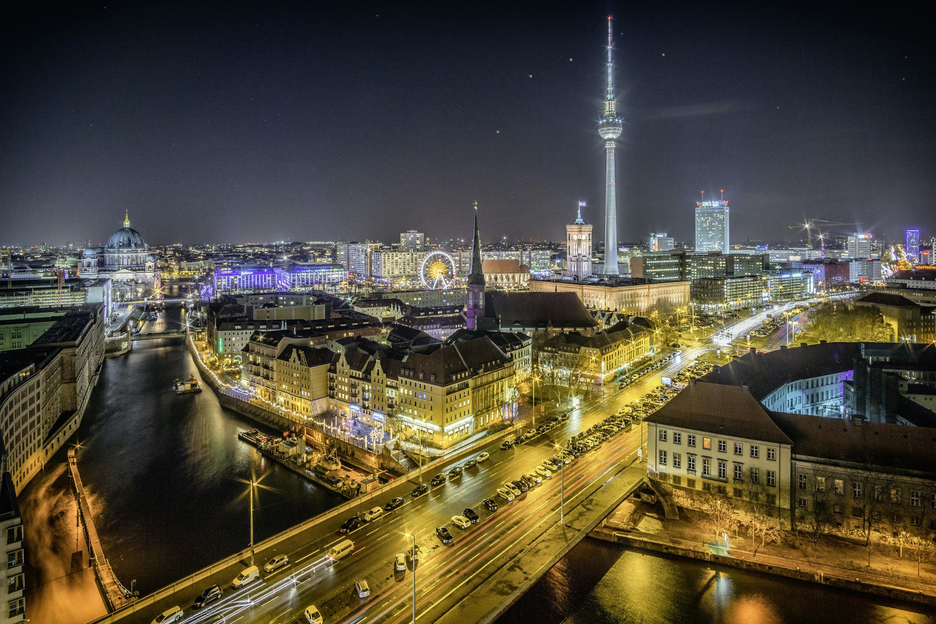 Vista nocturna del horizonte de Berlin con la torre de television