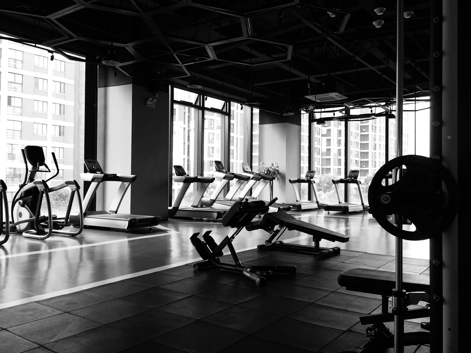 Interior de un box de entrenamiento funcional con vistas a la ciudad