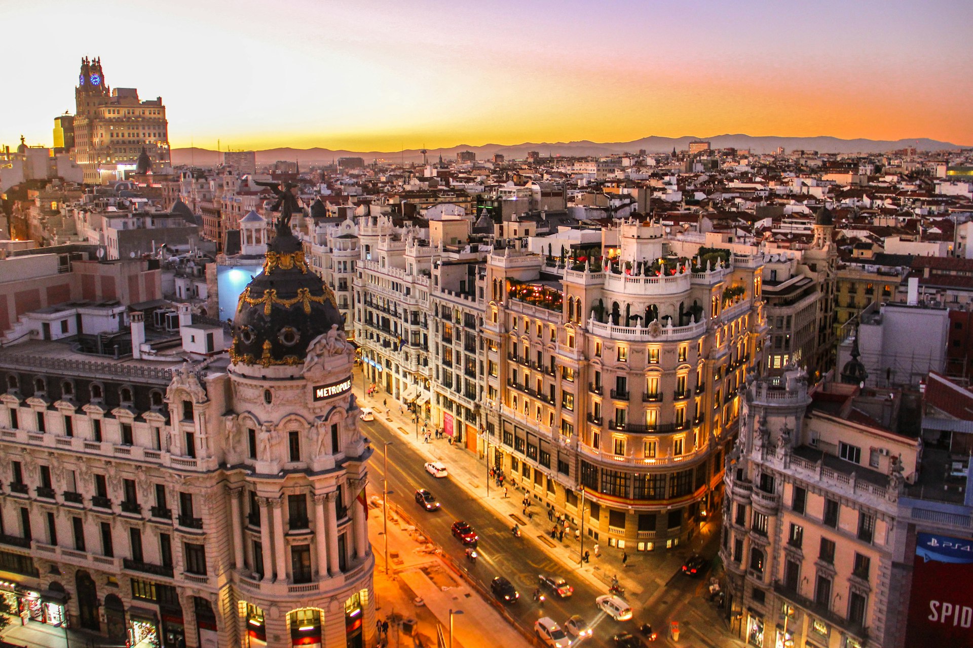 Vista aerea de la Gran Via de Madrid al atardecer