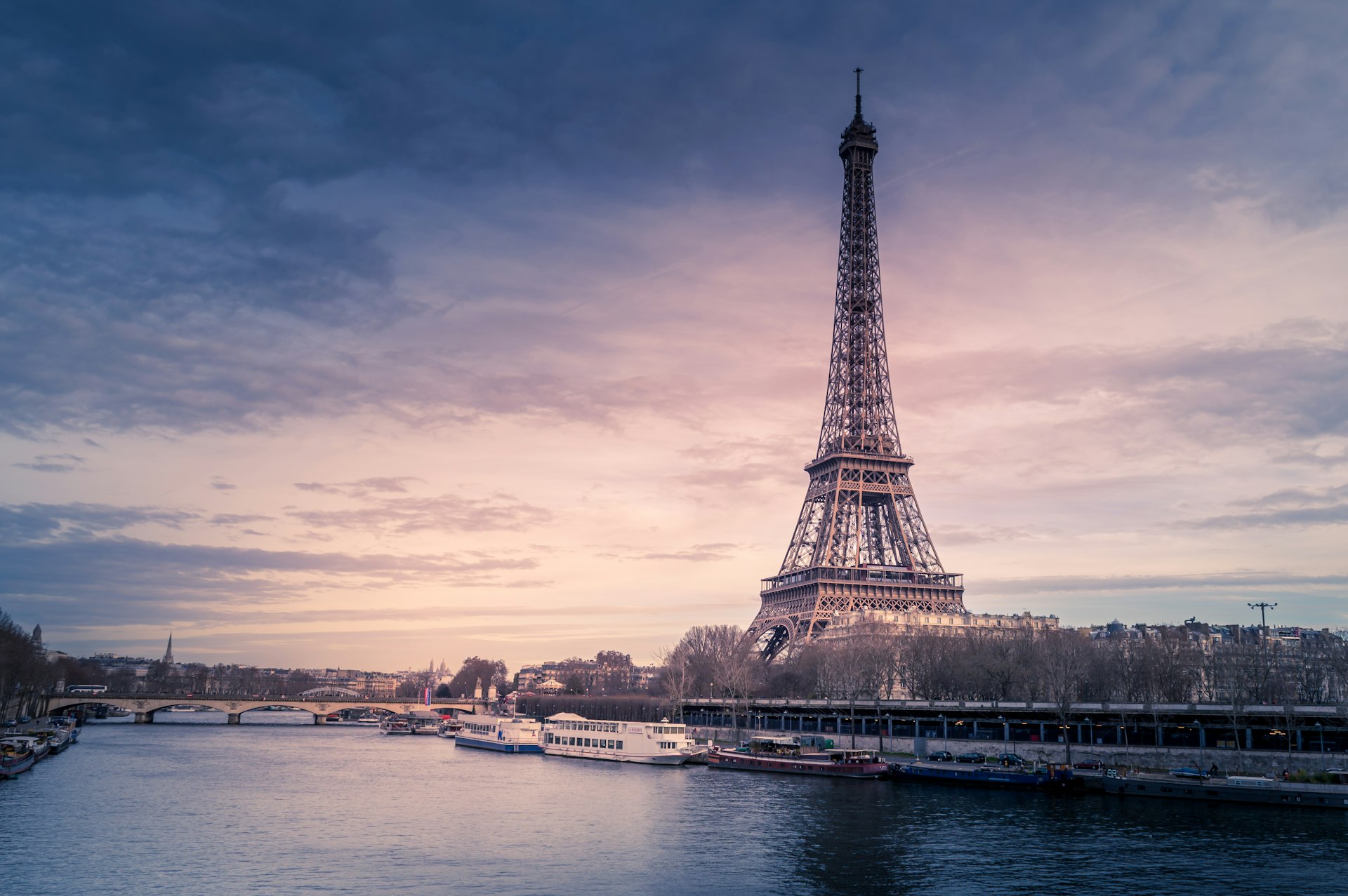 Torre Eiffel de Paris al atardecer sobre el Sena
