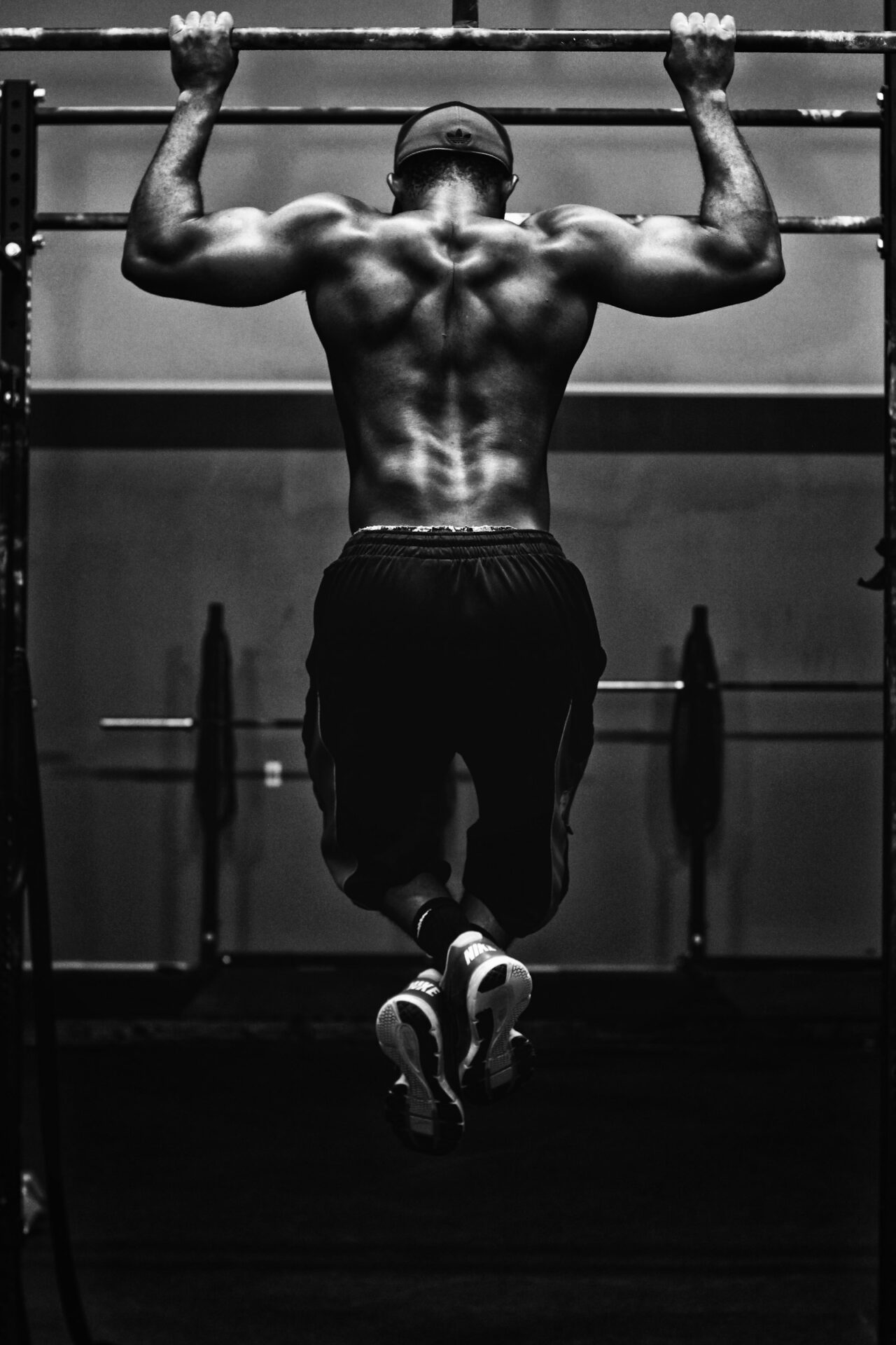 Atleta haciendo dominadas durante un entrenamiento en el box