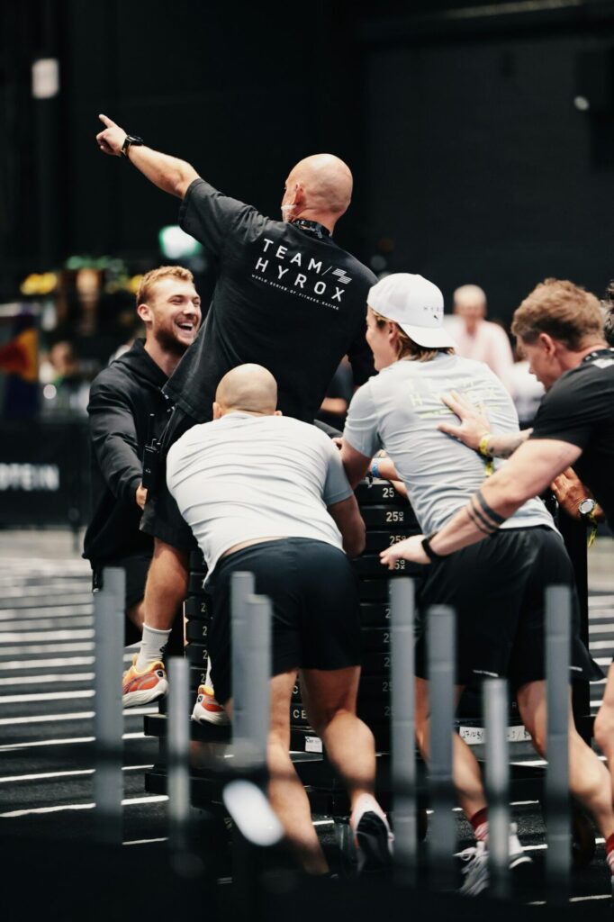 Equipo de atletas celebrando durante una competición de fitness