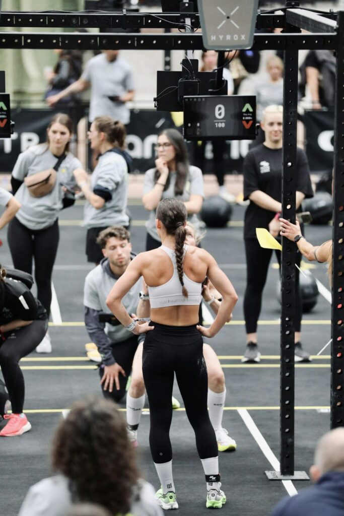 Atletas preparándose momentos antes de una competición de fitness