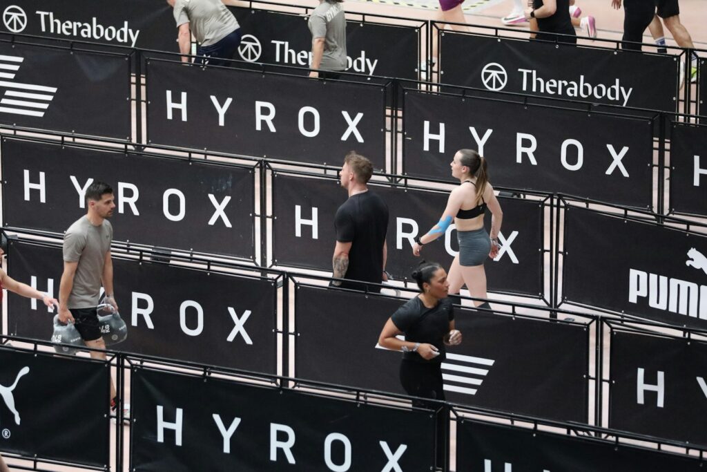 Atletas compitiendo durante una prueba oficial de Hyrox