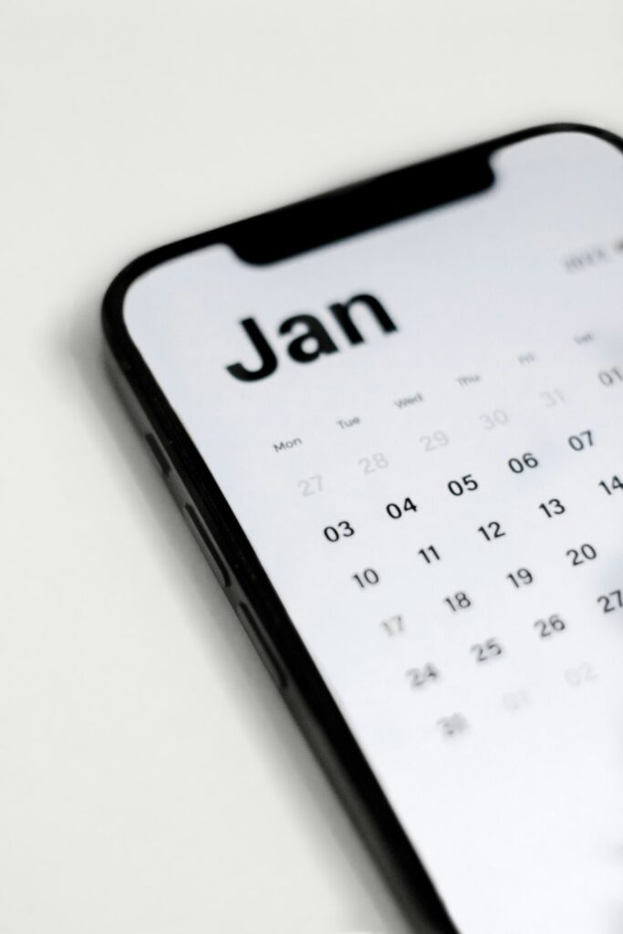 Móvil mostrando un calendario de reservas online para las clases de un box