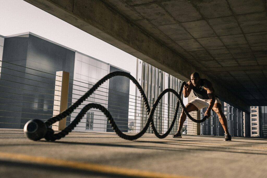Atleta entrenando con cuerdas de batalla durante un WOD de CrossFit