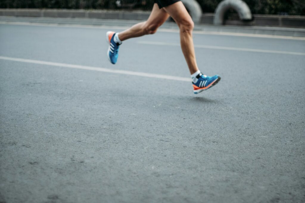 Par de zapatillas de running azules y blancas para una competición de Hyrox